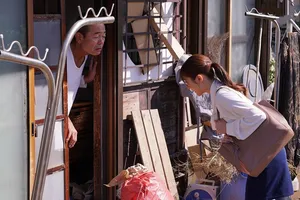Gái Việt thủ dâm mang chậu ra hứng dâm thủy