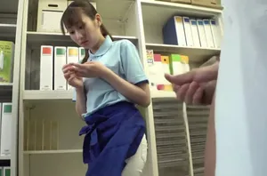 Người phụ nữ trẻ hét lên rằng nó quá lớn và quá tốt để có thể chịu đựng