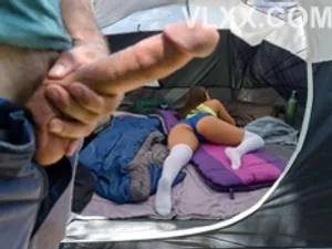 Quy định quái lại của bố dượng không được đóng cửa phòng khi ở nhà
