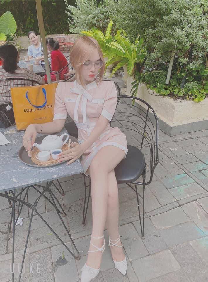 Bố thường xuyên đi làm ăn, cậu con trai ở nhà an ủi má kế cô đơn
